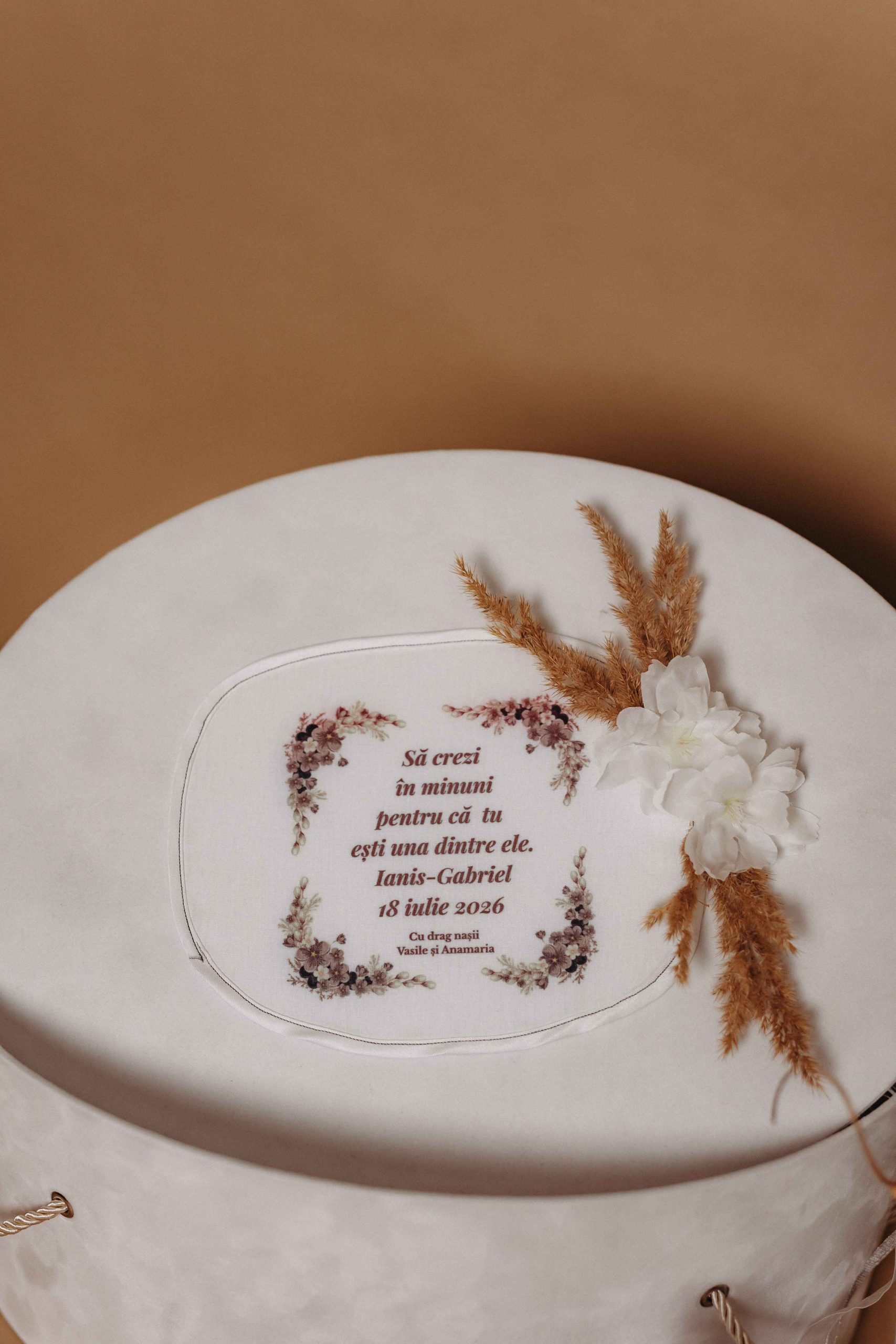 Trusou de botez alb pentru băiat si lumânare de botez din faguri de ceară albă - imagine 3
